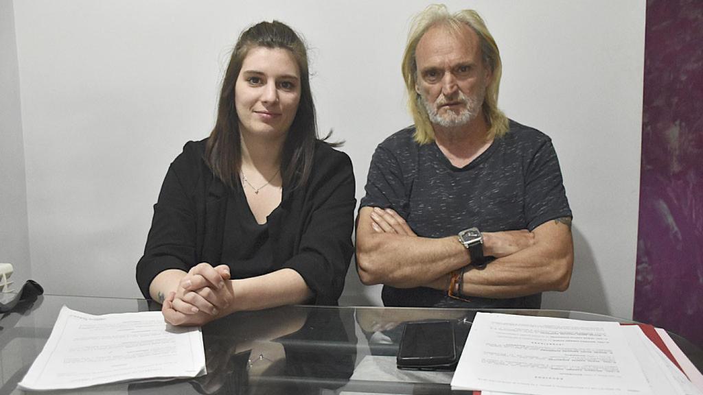 Lidia y Ricardo en la casa del segundo con los contratos sobre la mesa