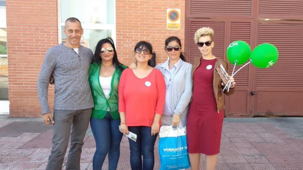 La concejala Ana González con varios compañeros de Vox en Parla.