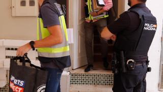 Los investigadores en la vivienda.
