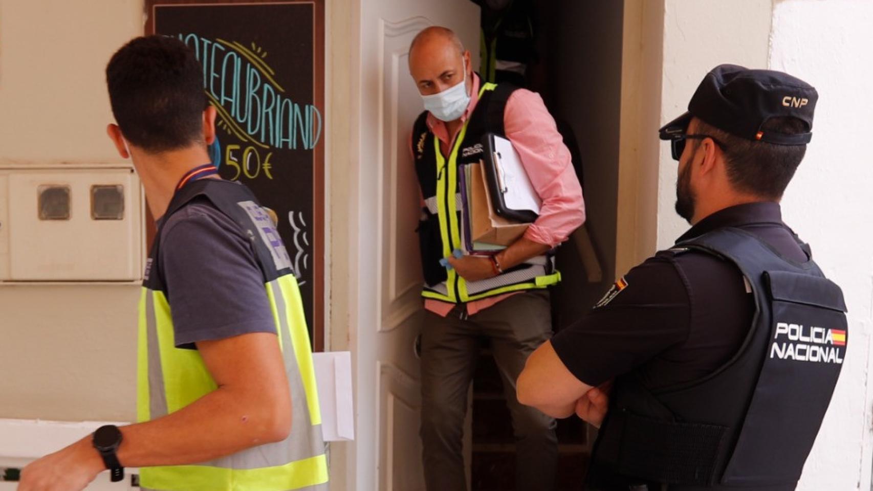 Los investigadores en la vivienda.