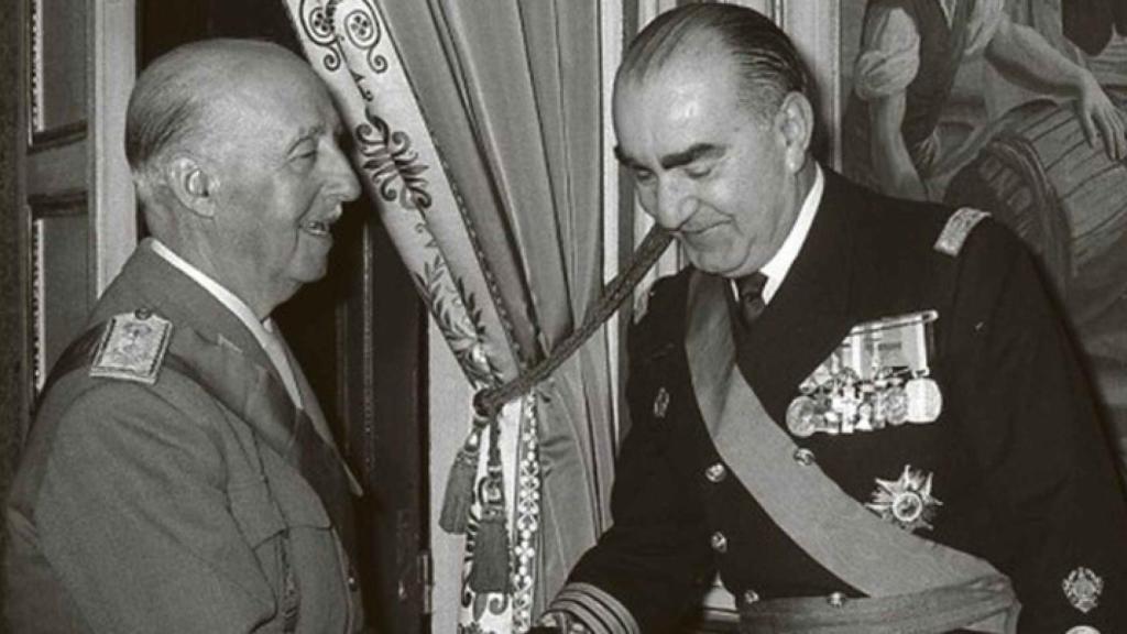 El dictador Francisco Franco y el almirante Carrero Blanco.