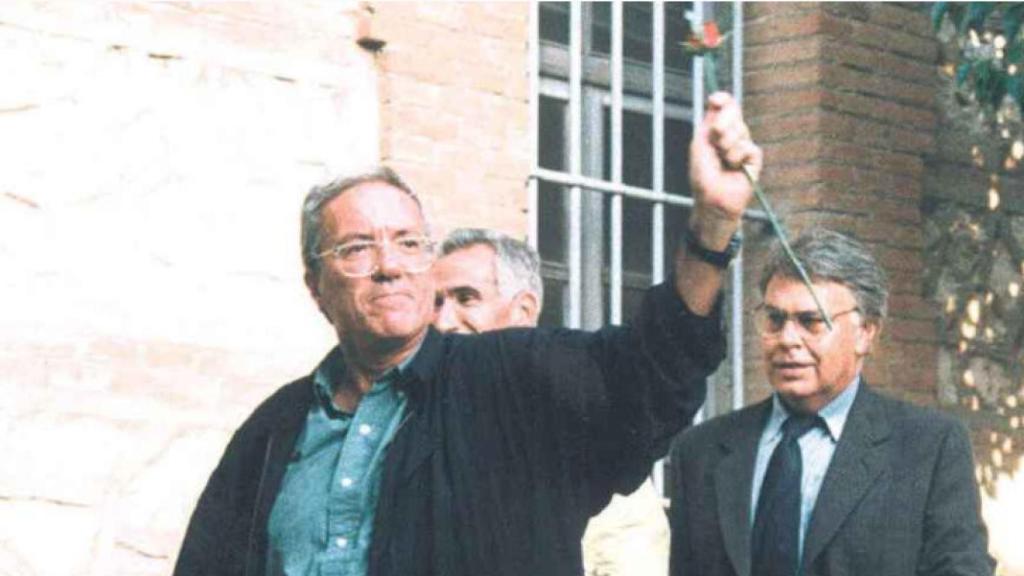 Felipe González acompañando a la cárcel de Guadalajara a José Barrionuevo y Rafael Vera.