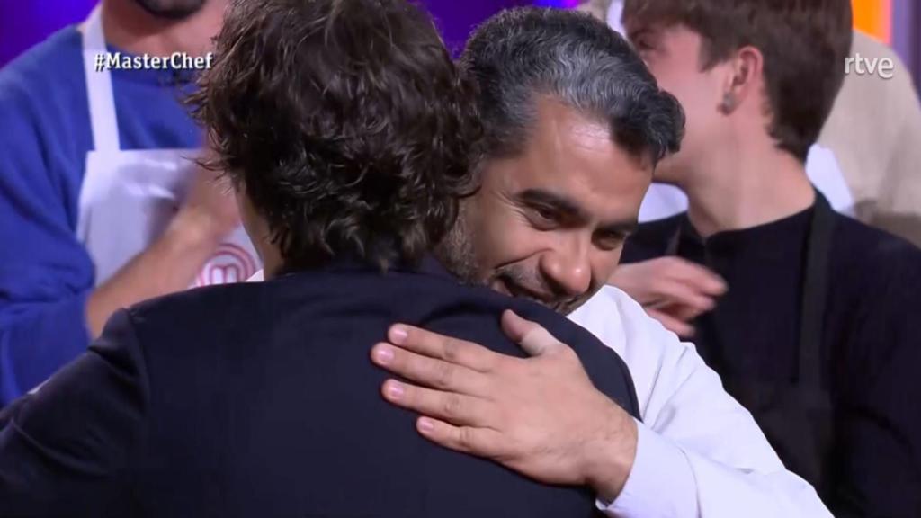 Jordi Cruz se da un abrazo con Fray Marcos en ‘MasterChef’.
