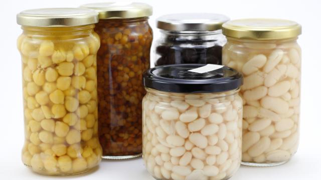 Tres legumbres secas diferentes.