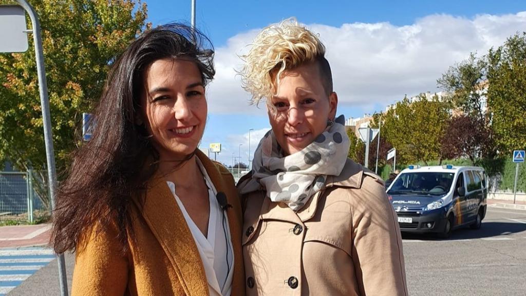 La concejala de Vox en Parla Ana González junto a algunos compañeros de partido.