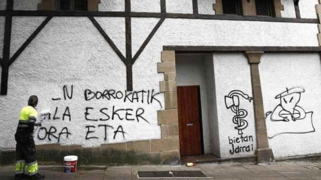 Una trabajadora tapa pintadas a favor de ETA en una fotografía de archivo.