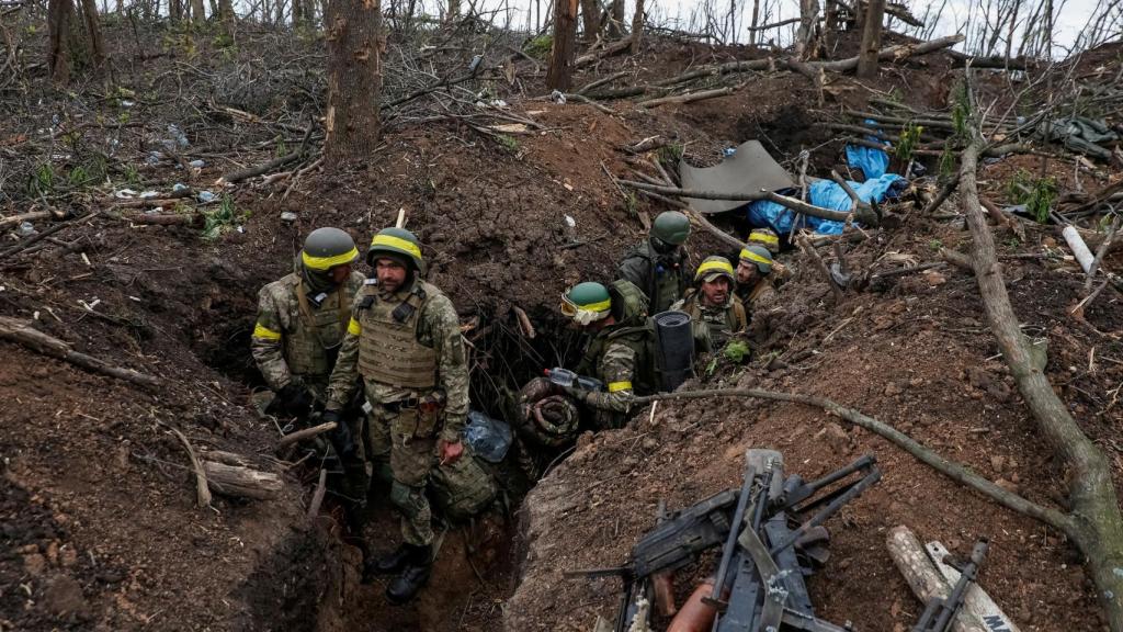 Miembros del ejército ucraniano en las trincheras de Bakhmut.