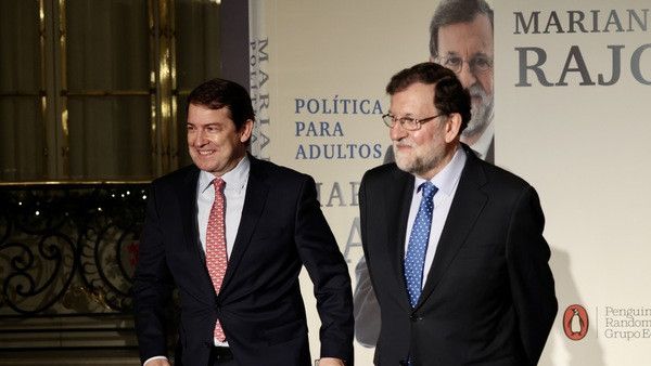 El presidente de la Junta de Castilla y León, Alfonso Fernández Mañueco, asiste a la presentación del libro 'Política para adultos' de Mariano Rajoy.