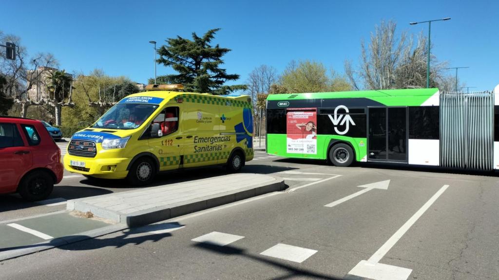 Imagen de archivo de una ambulancia del 112 y un autobús en el cruce entre la Plaza del Poniente y la Avenida de Isabel la Católica.