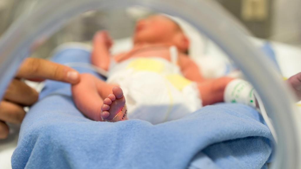 Un bebé es atendido por personal médico.