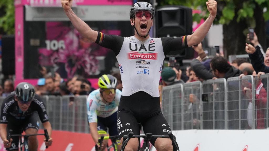 Pascal Ackermann celebra su triunfo en la undécima etapa.