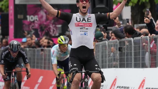 Pascal Ackermann celebra su triunfo en la undécima etapa.