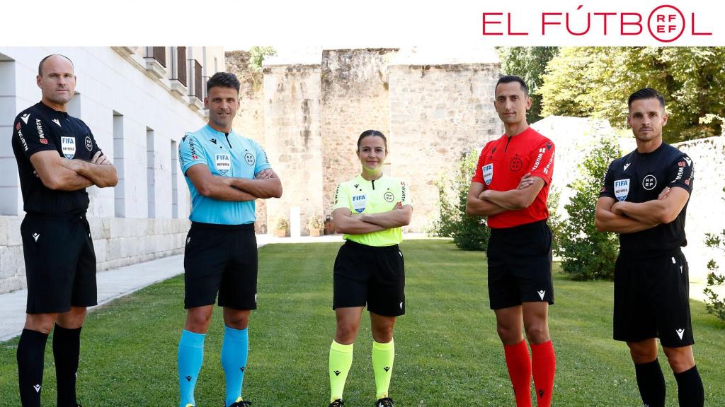 Posado de varios árbitros de Primera División masculina y femenina
