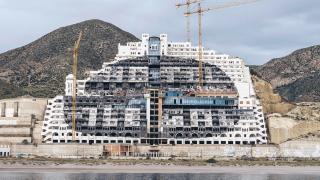 Fotografía del hotel de El Algarrobico (Almería) que aparece en la portada de 'España fea'