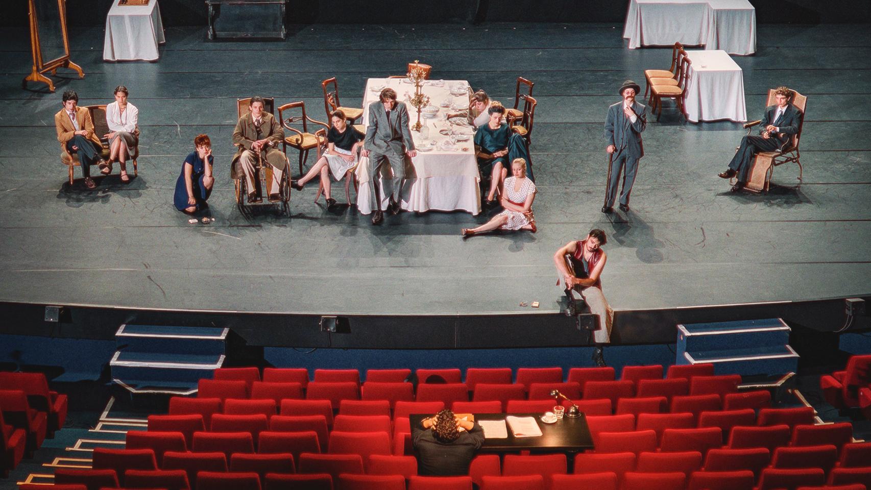 Los actores de 'La gran juventud' durante un ensayo de 'Platonov'