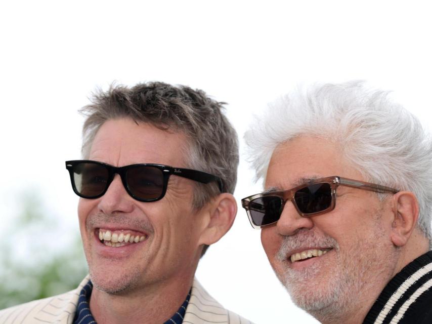 Pedro Almodóvar junto a Ethan Hawke.