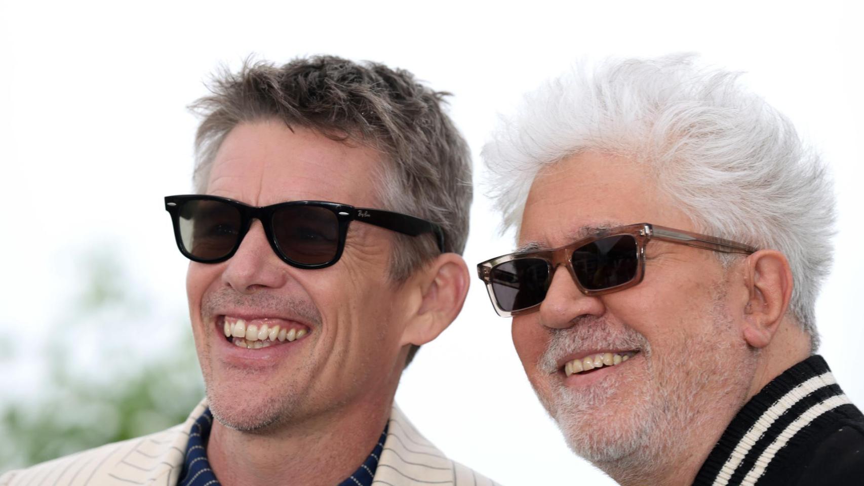 Ethan Hawke y Pedro Almodóvar en Cannes. Foto: EFE/EPA/MOHAMMED BADRA