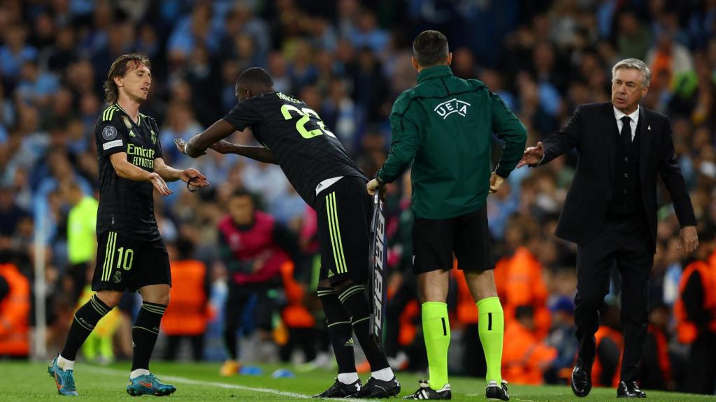 Momento del cambio entre Luka Modric y Antonio Rüdiger.