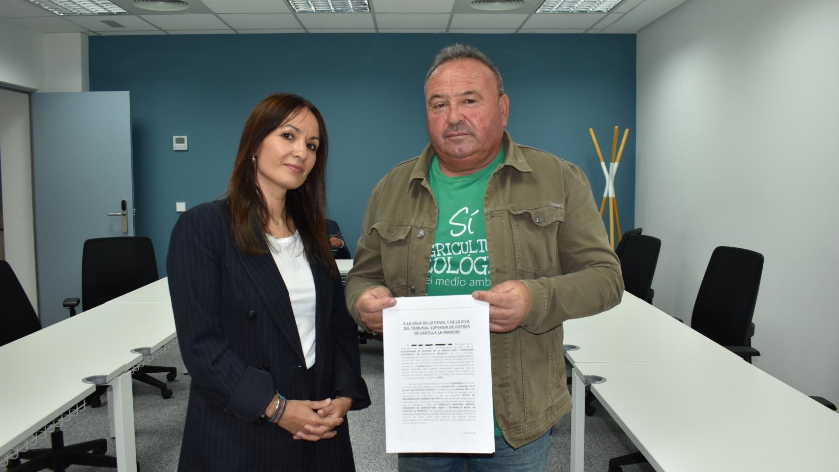 La abogada Mónica Taboadela Púa y el portavoz de la Plataforma Ecológica de Castilla La Mancha.