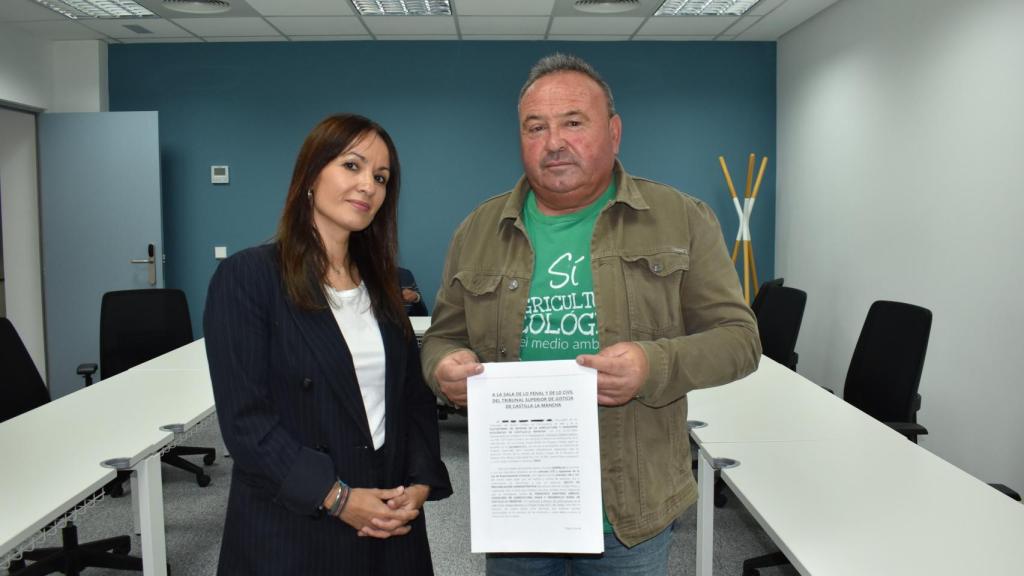 La abogada Mónica Taboadela Púa y el portavoz de la Plataforma Ecológica de Castilla La Mancha.
