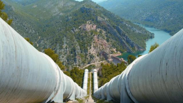 Tuberías del impulsión del trasvase desde el pantano El Bolarque. Foto: Miteco.