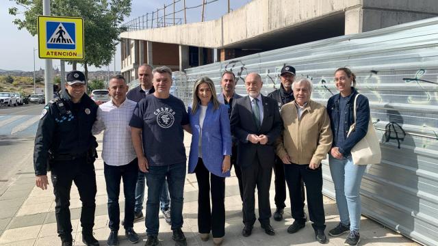 Milagros Tolón se compromete con la Policía Local a abrir el nuevo cuartel en la calle Dinamarca