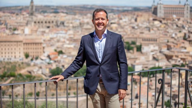 Carlos Velázquez posa con Toledo al fondo.