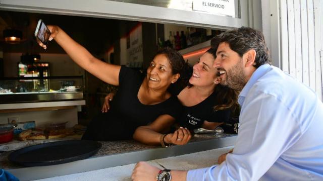 Las camareras de un bar de la pedanía murciana de Cabezo de Torres le piden un selfie al candidato del PP a la presidencia de la Región de Murcia, Fernando López Miras.