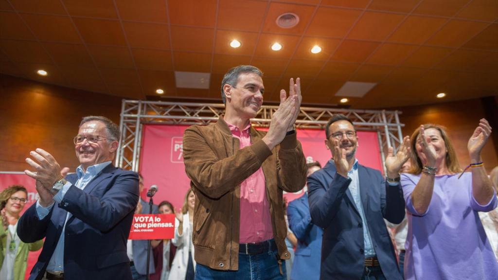Pedro Sánchez, este miércoles en Ibiza, junto al candidato del PSOE al Consell de la isla, Josep Marí; el alcalde de la ciudad, Rafael Ruiz, y la presidenta del Govern balear, Francina Armengol.