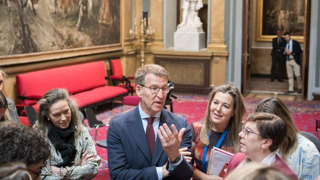 Alberto Núñez Feijóo, rodeado de periodistas este miércoles en el Senado.