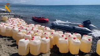 Varias garrafas de gasolina requisadas por la Guardia Civil en Cádiz.