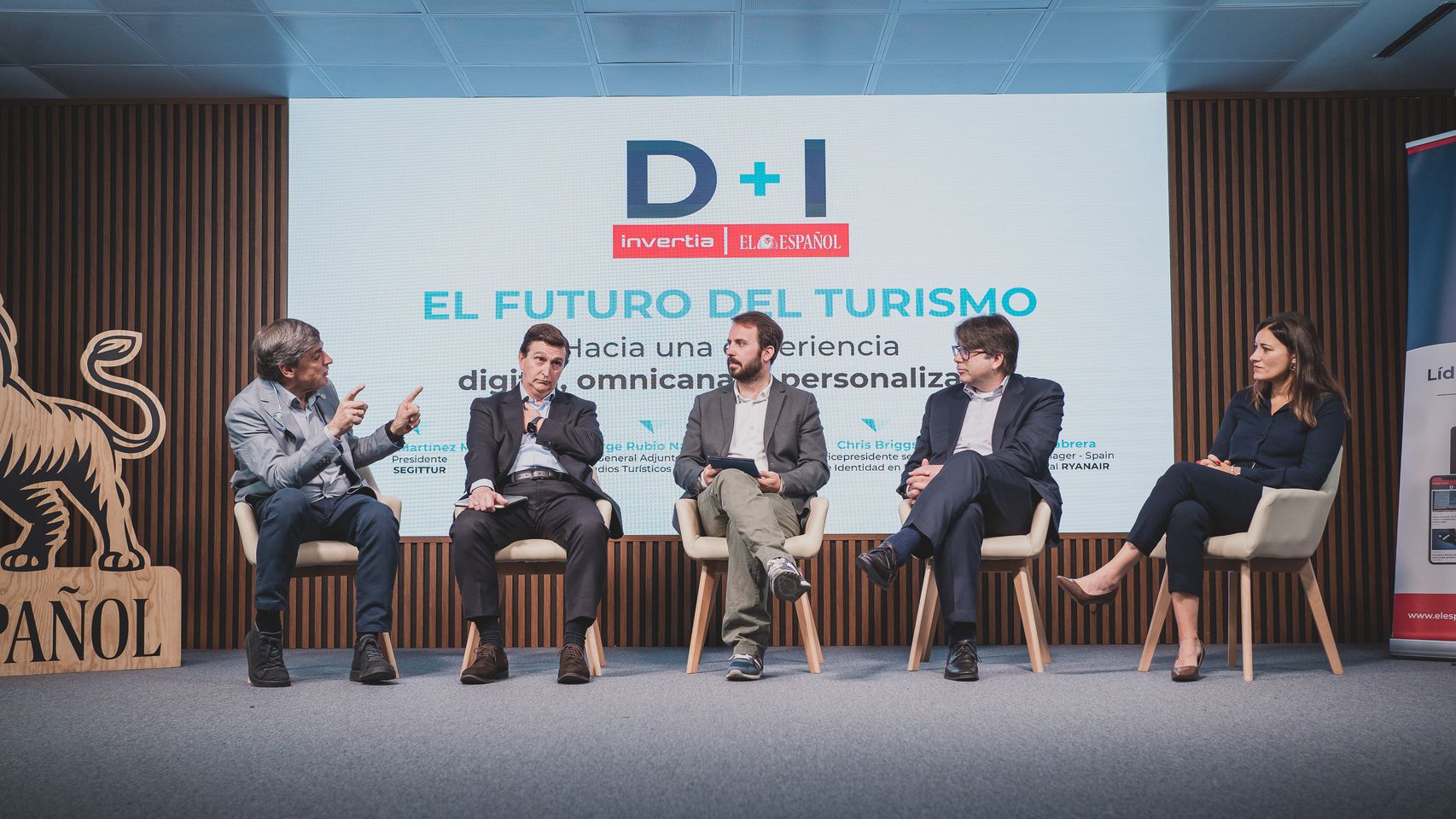 De izquierda a derecha: Enrique Martínez Marín, presidente de Segittur; Jorge Rubio, subdirector General Adjunto de Conocimiento y Estudios Turísticos; Alberto Iglesias, subdirector de D+I; Chris Briggs, vicepresidente senior de Identidad en Mitek; y  Elena Cabrera, country Manager de Ryanair en España y Portugal.