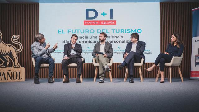 De izquierda a derecha: Enrique Martínez Marín, presidente de Segittur; Jorge Rubio, subdirector General Adjunto de Conocimiento y Estudios Turísticos; Alberto Iglesias, subdirector de D+I; Chris Briggs, vicepresidente senior de Identidad en Mitek; y  Elena Cabrera, country Manager de Ryanair en España y Portugal.