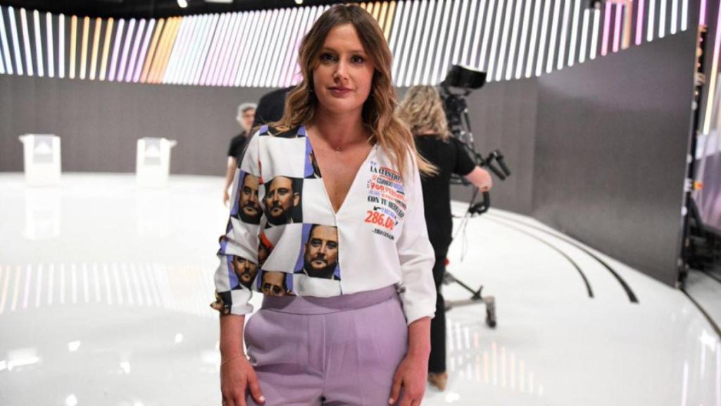 Alejandra Jacinto lleva impresa en su camisa la foto del hermano de Ayuso.
