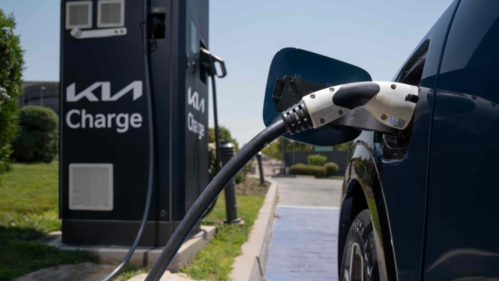 Un híbrido enchufable o un eléctrico puro tiene muchas ventajas en ciudades como Madid.