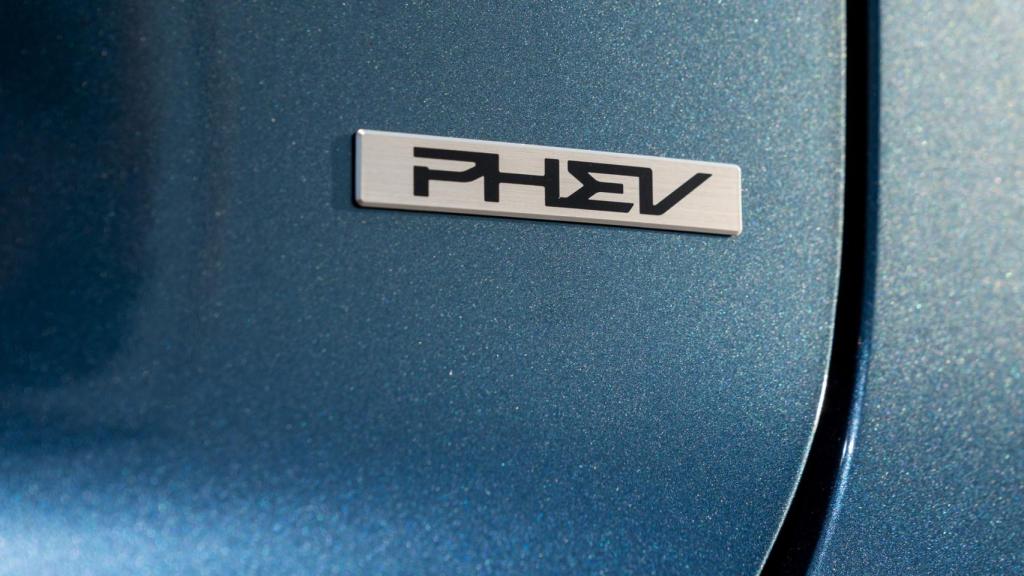 Un coche híbrido enchufable.