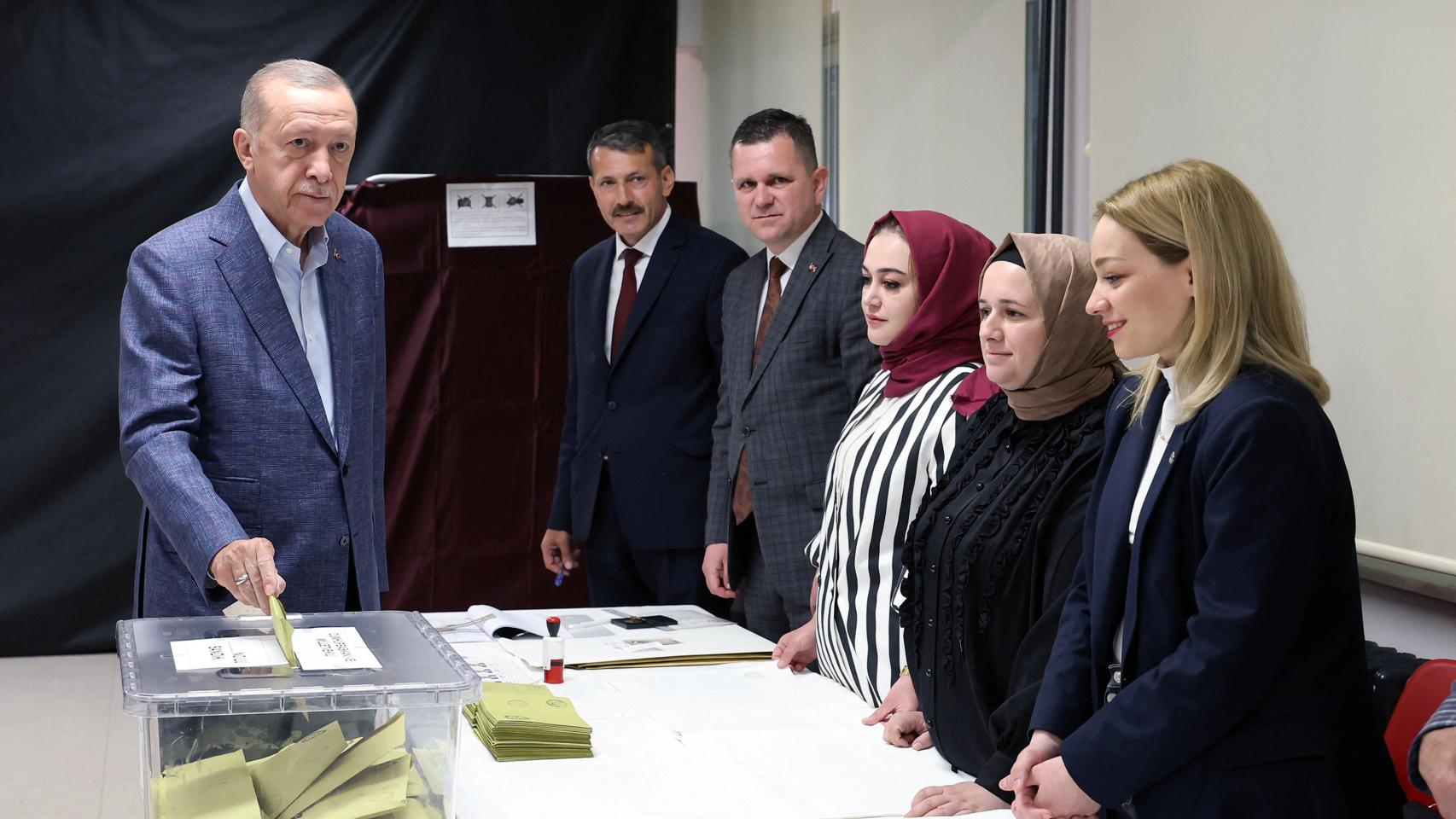 Erdogan votando en las elecciones generales del 14 de mayo.