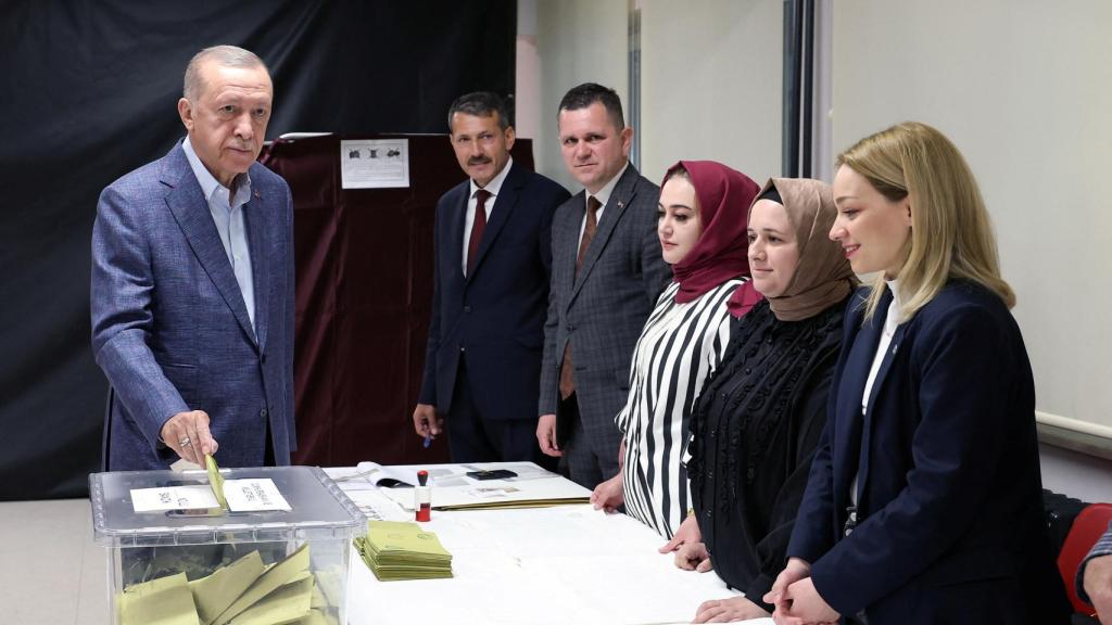 Erdogan votando en las elecciones generales del 14 de mayo.
