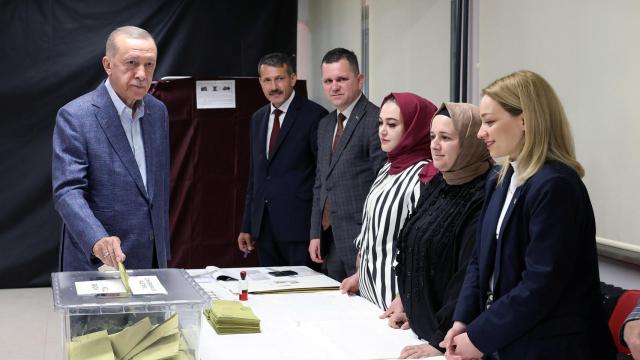 Erdogan votando en las elecciones generales del 14 de mayo.