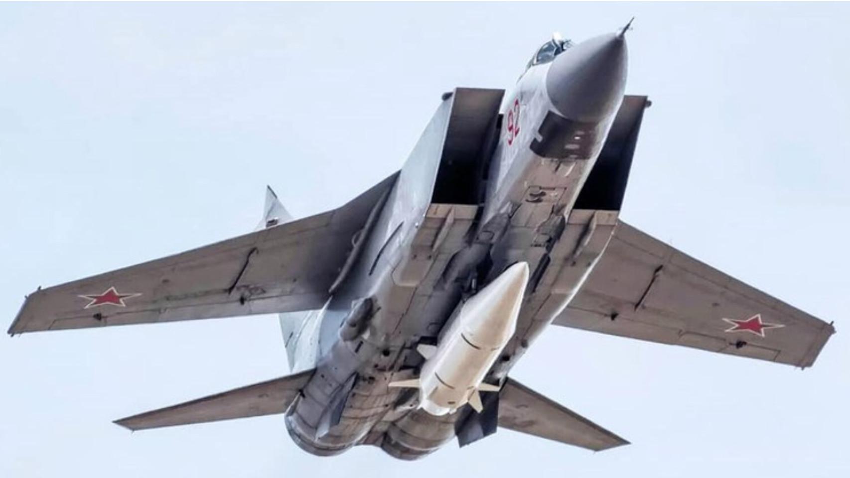 Un misil Kinzhal acoplado a un MiG-31.