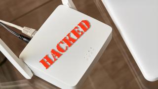 Montaje de un router con la palabra 'hackeado'.
