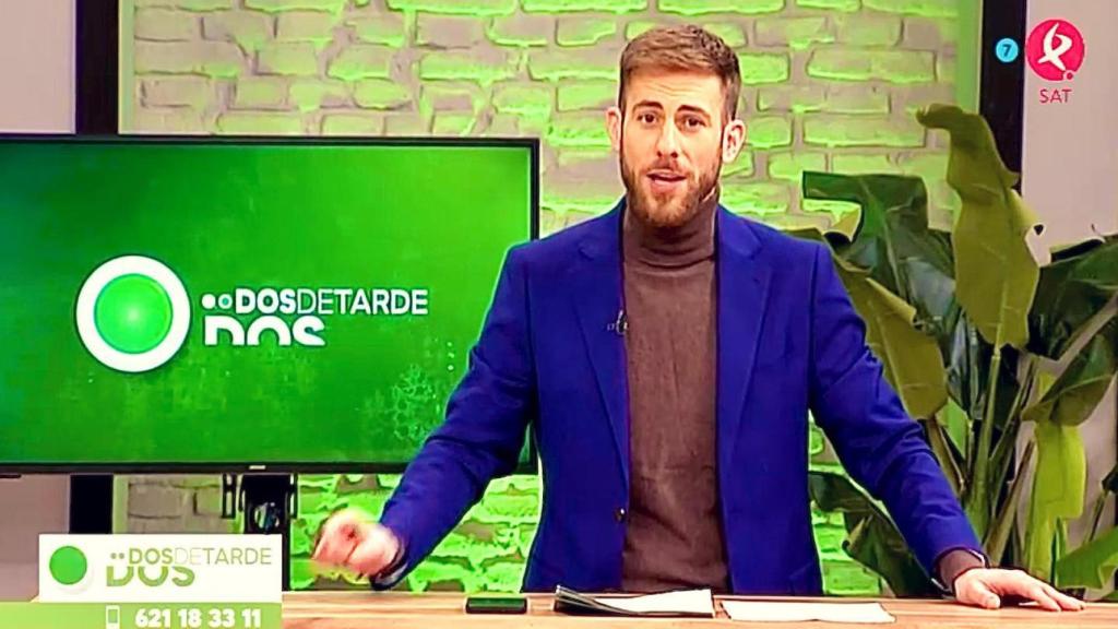 César Múñoz presenta el programa 'Dos de tarde' en Canal Extremadura.