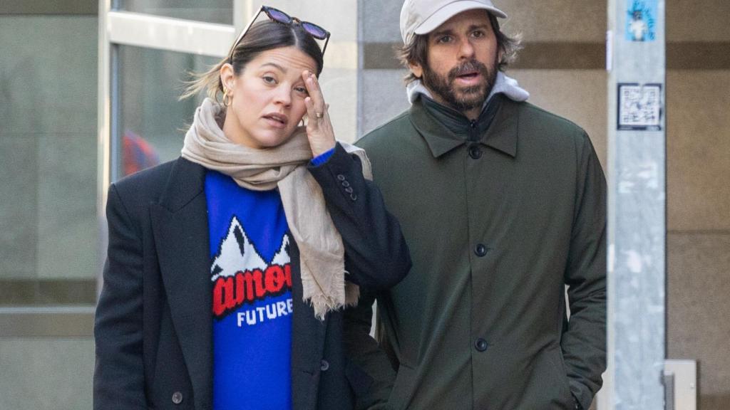 La pareja espera la llegada de su primer bebé.