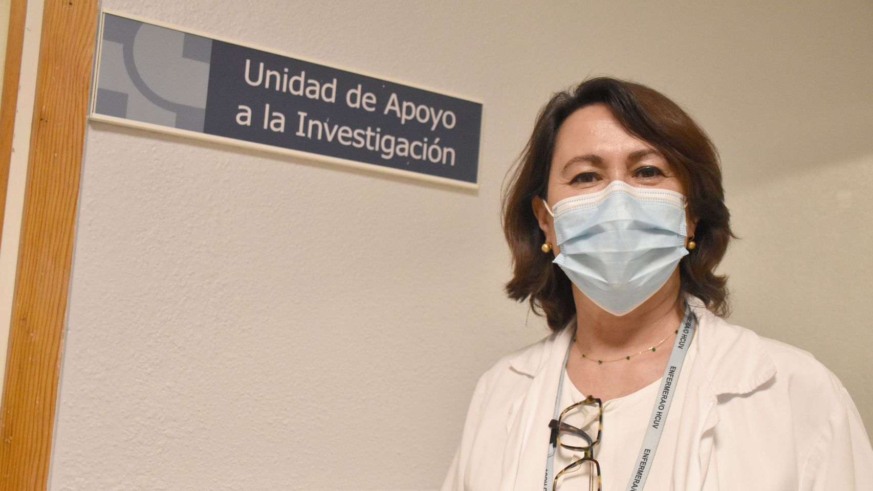 Mercedes en la puerta de la Unidad de Apoyo a la Investigación
