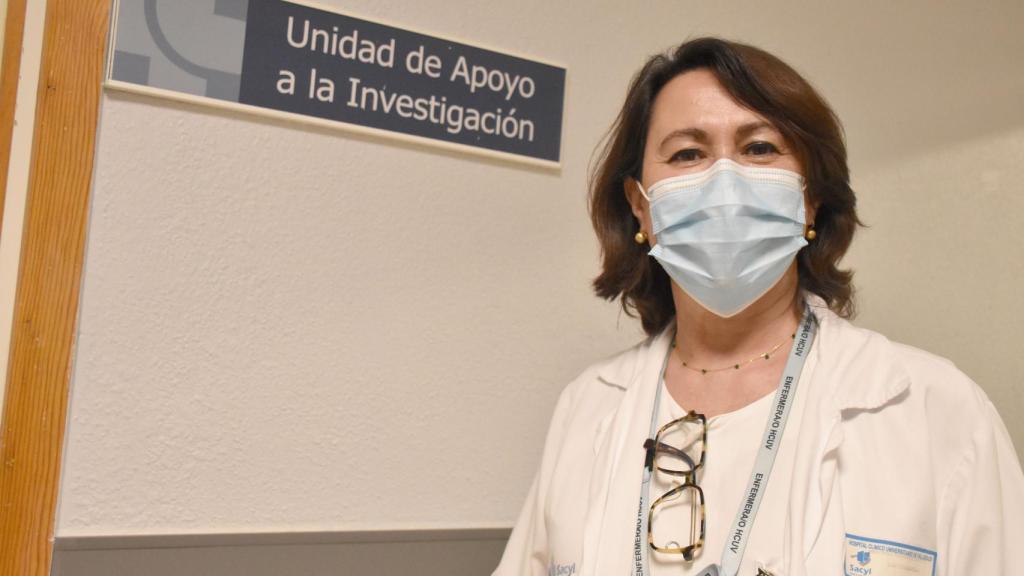 Mercedes en la puerta de la Unidad de Apoyo a la Investigación