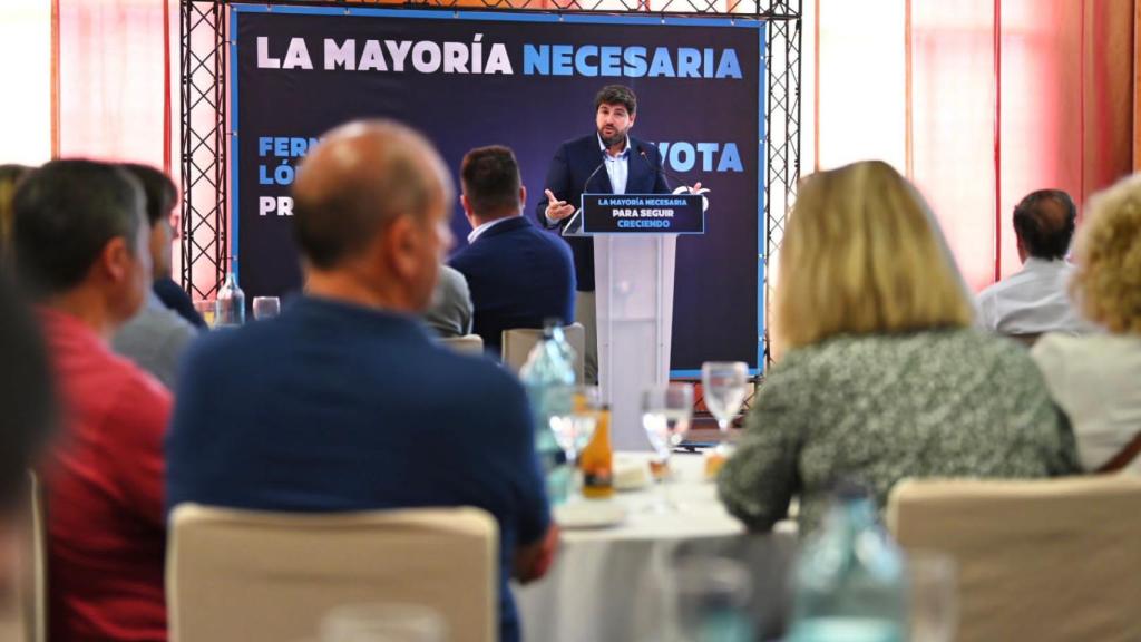 López Miras, este jueves, en un acto de campaña en el municipio de Santomera.