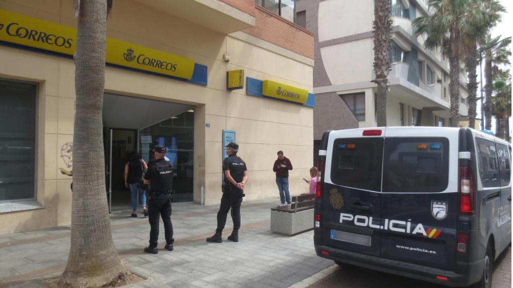 Las largas colas de ciudadanos en la oficina de Correos de Melilla para solicitar el voto de los últimos días han desaparecido este jueves, después de que la Junta Electoral de Zona (JEZ) acordara exigir a los votantes por correo que se identifiquen a la hora de enviar su voto a la mesa electoral.