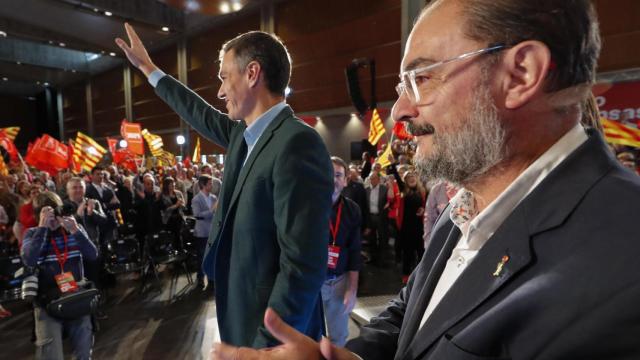 Pedro Sánchez junto al presidente de Aragón, Javier Lambán, en el acto de campaña celebrado este jueves en Zaragoza.