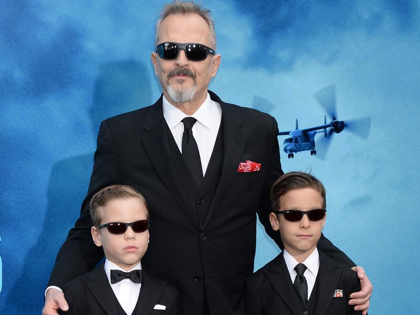 Miguel Bosé, posando junto a sus dos hijos mayores.