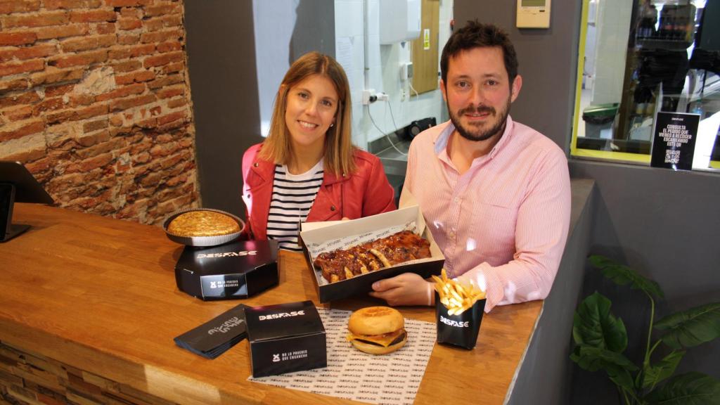 Marta Fernández y José Luis Vega, fundadores de Desfase, muestran algunos productos.